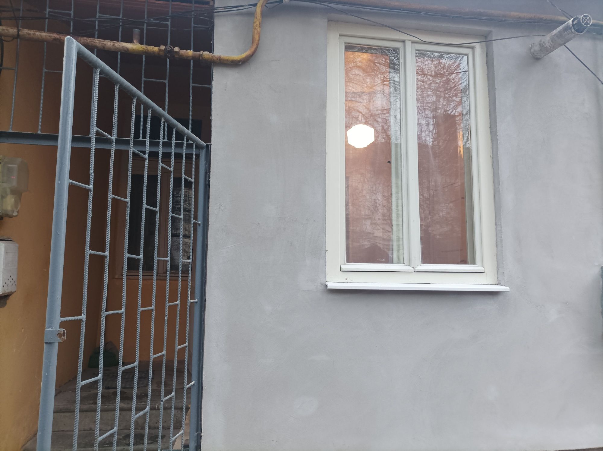 Здається двох кімнатна в тихому центрі.