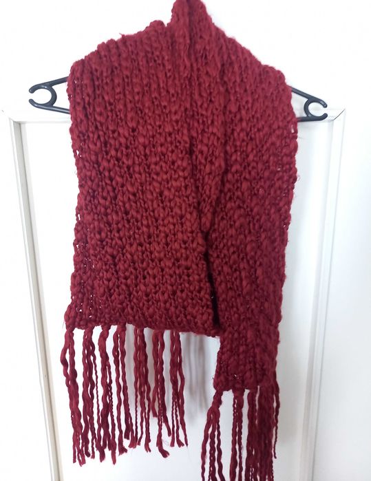 Długi bordowy szalik czerwony z frędzlami zima