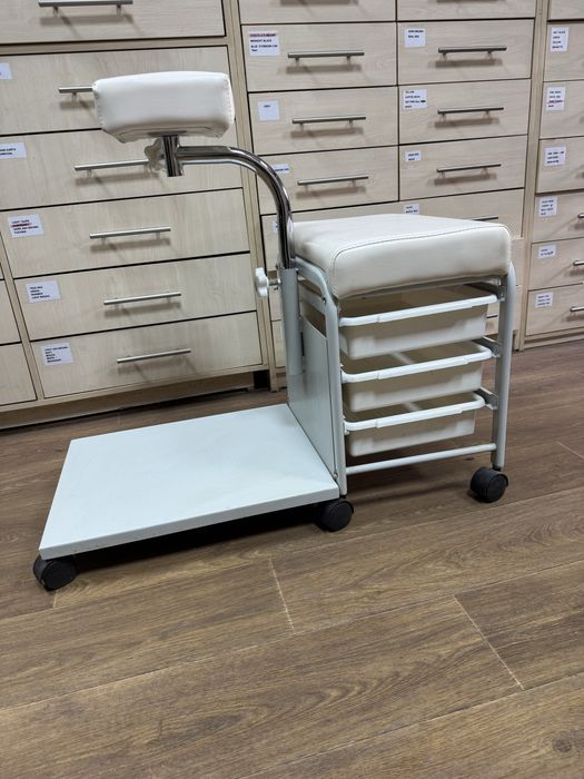 Стілець майстра педикюру ZANTIA, бежевий. Нове