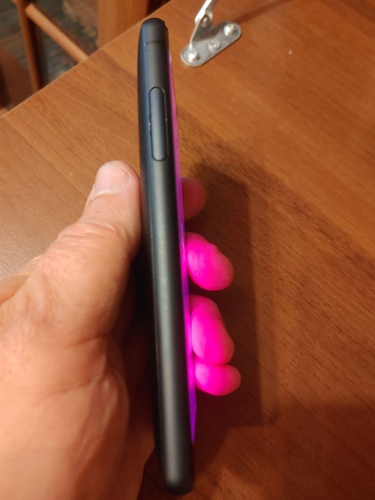 Sony Xperia XZ2 Compact 
Экран:5 ", 2160x1080 (18:9),