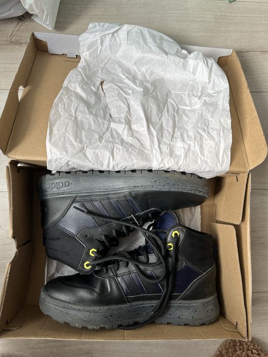 Adidas взутя на хлопця-чоловіка