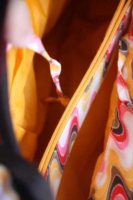 Saco com alças castanhas e motivos branco e rosa PROTEST