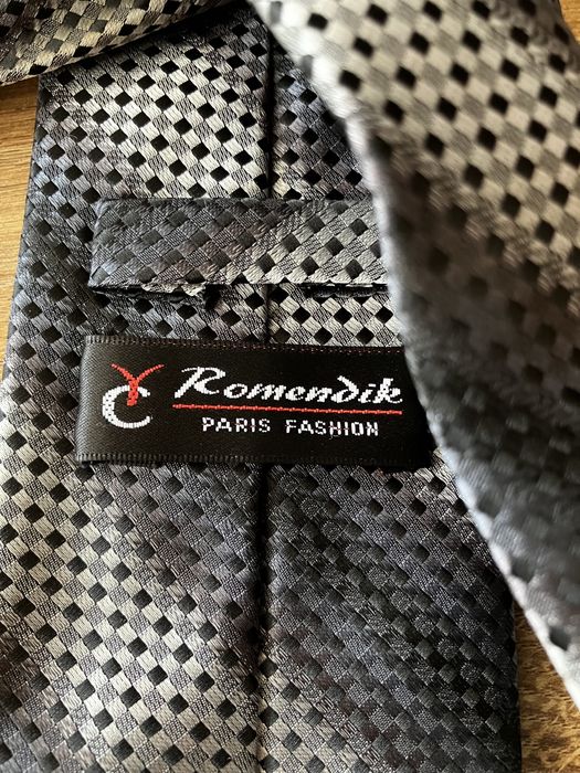 Cztery różne krawaty