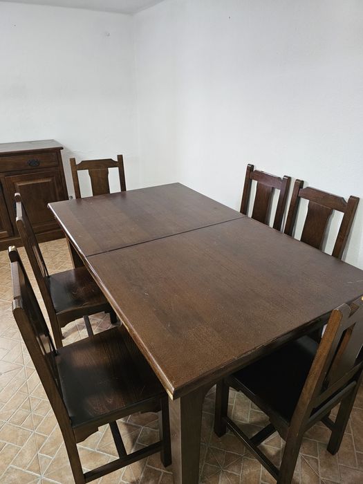 Mesa de jantar em madeira