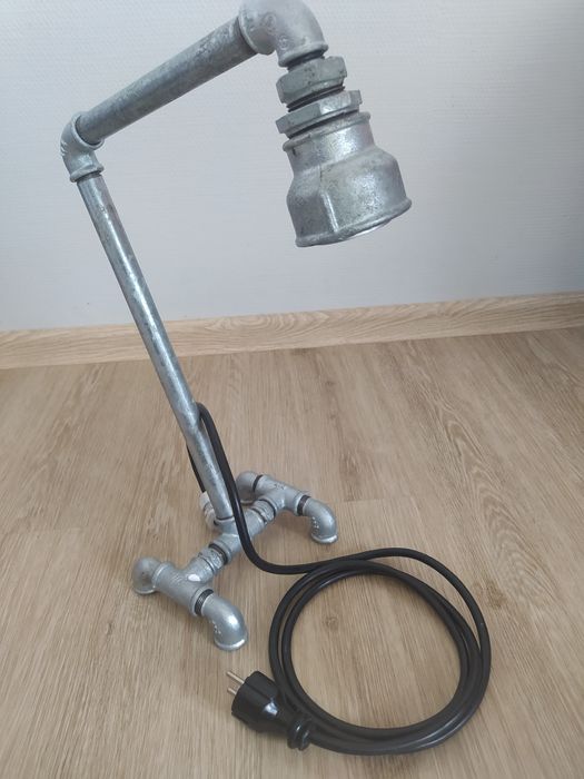 Lampa na biurko DIY z metalowych rurek