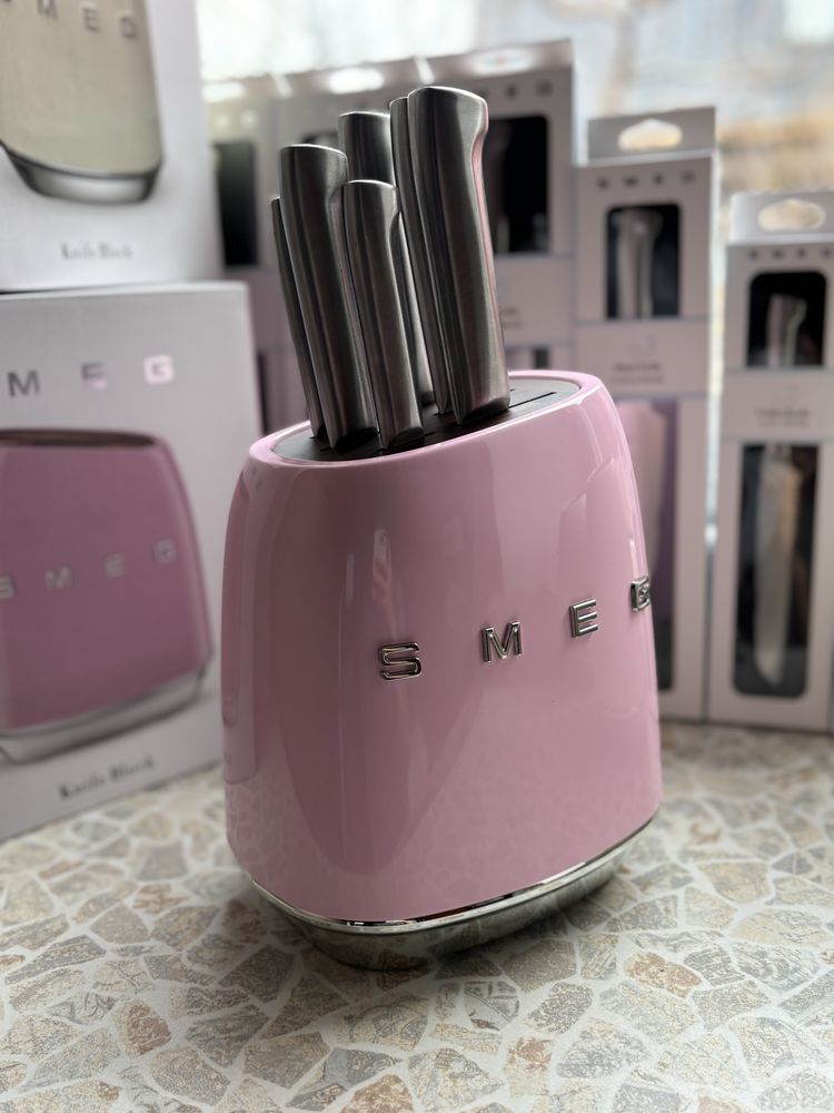 Набір ножів SMEG + подставка, рожевий