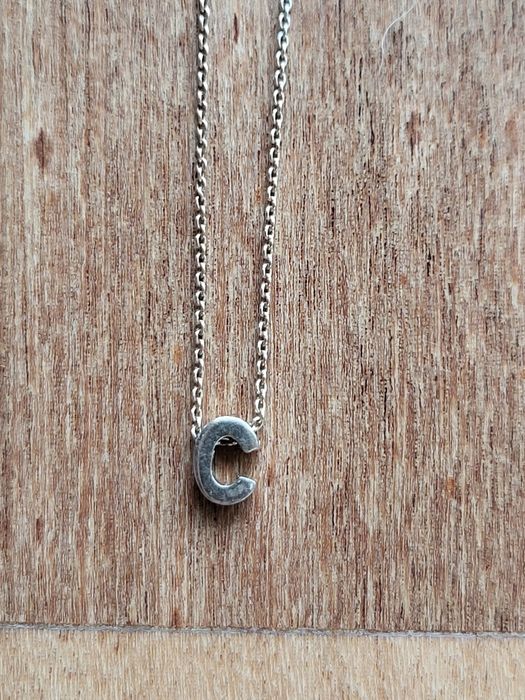 Colar Dourado Letra "C"