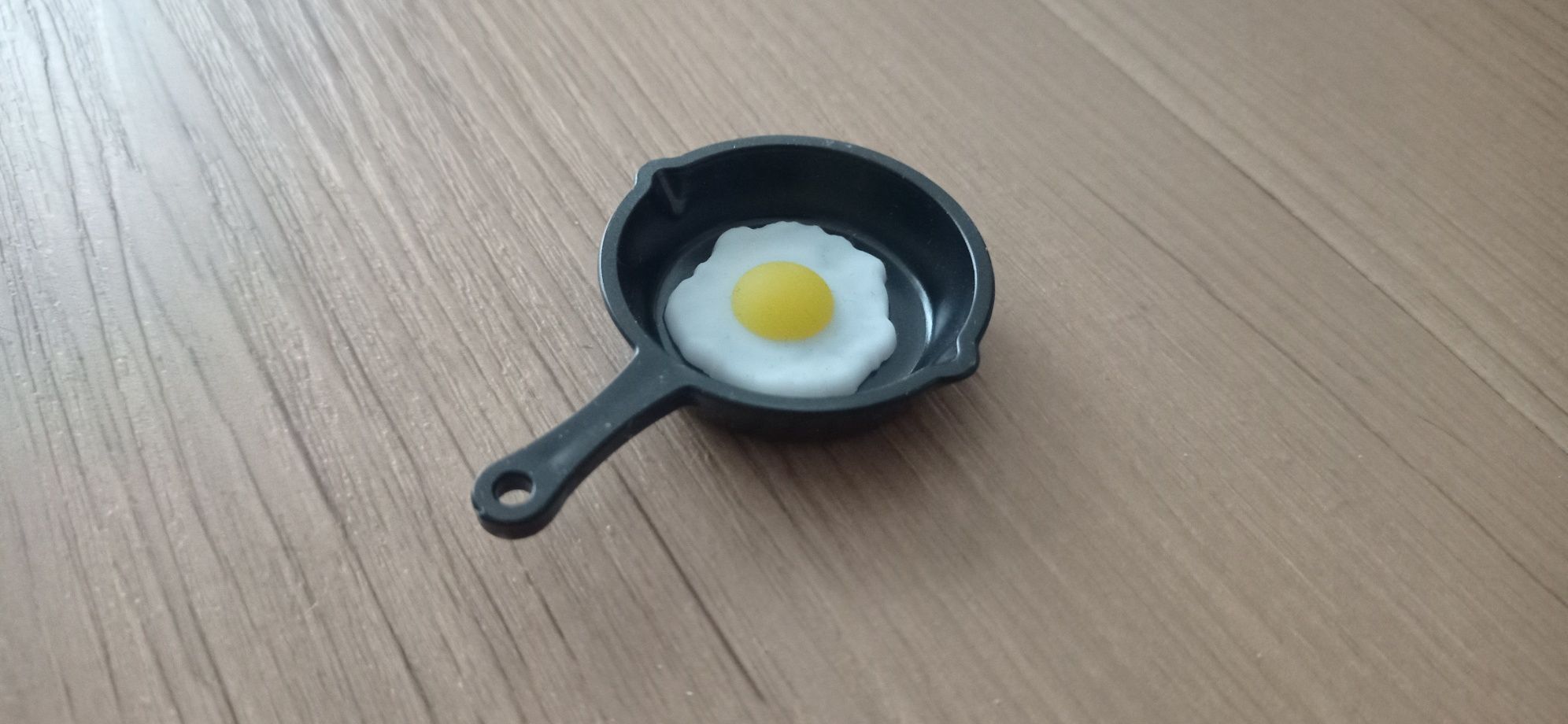 Mini patelnia z jajkiem sadzonym domek dla lalek 1/12