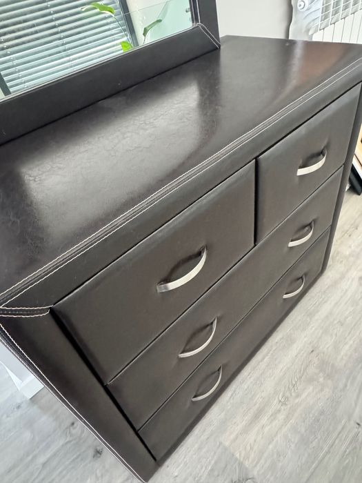 Comoda pele castanha com espelho