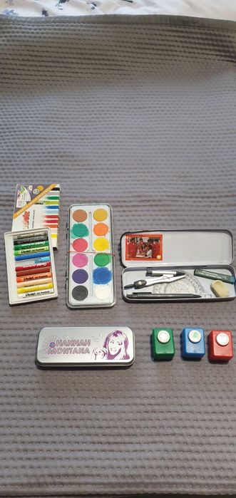 zestaw, przybory szkolne- farby, kredki pastele, cyrkiel, dziurkacze