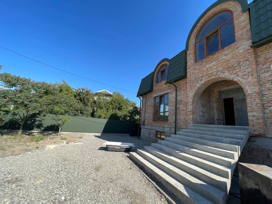 Продаж великого будинку у передмісті Тернополя