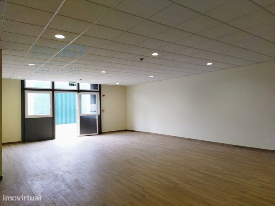 Espaçoso Armazém para Arrendamento no Porto