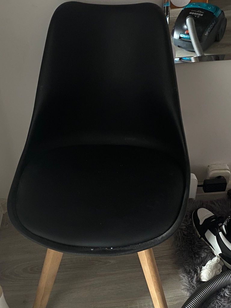 Krzesło czarne z drewnem