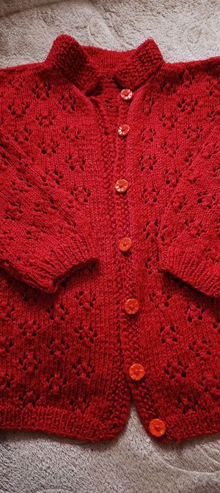 Piękny czerwony robiony na drutach sweter