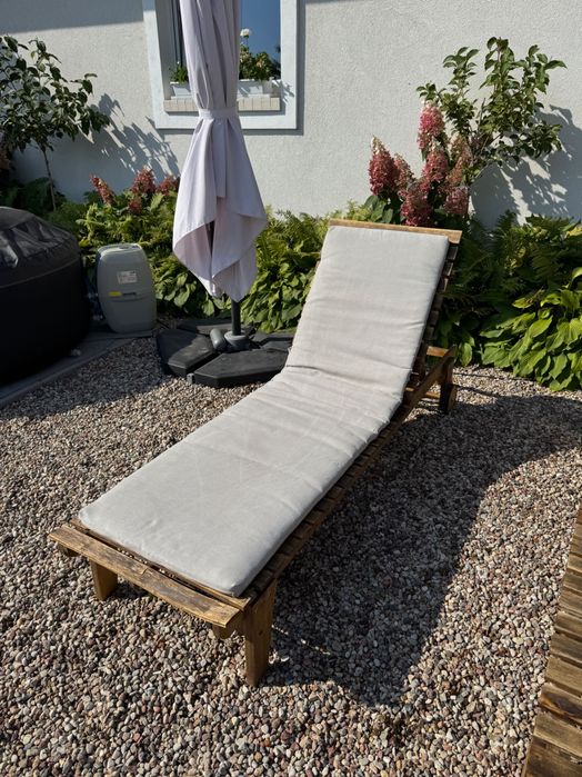 Dwa drewniane leżaki Good Home z poduszkami