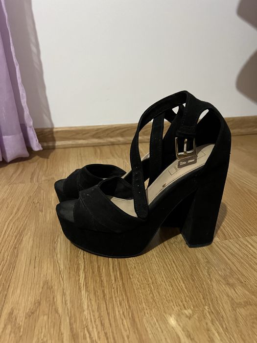 Sandalia preta de tacao