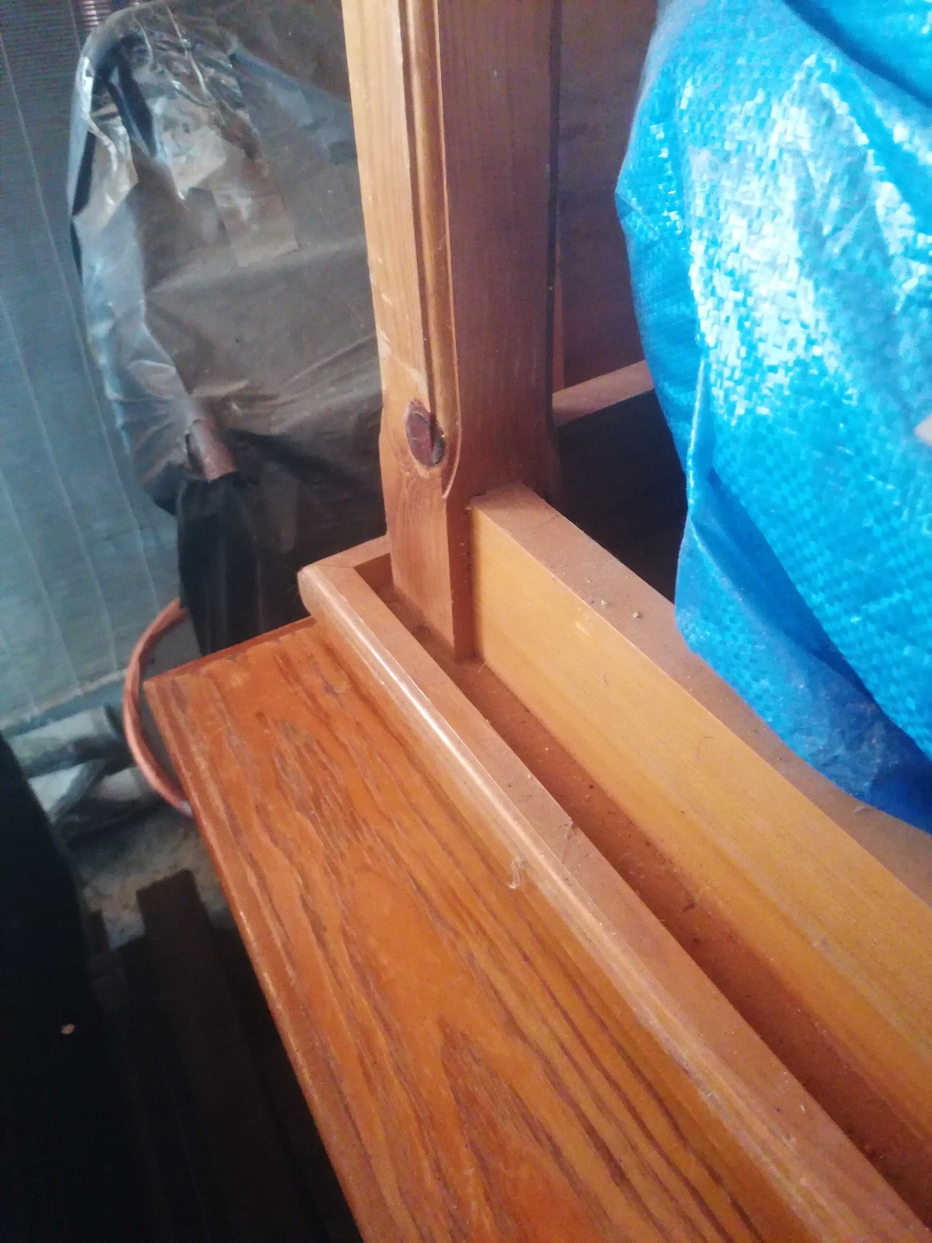 Mesa quadrada com 4 cadeiras.