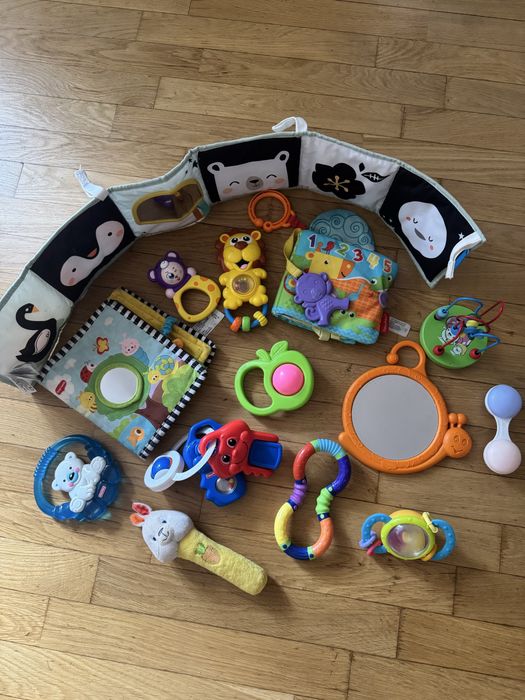 Брязкальця та перші книжки для немовля