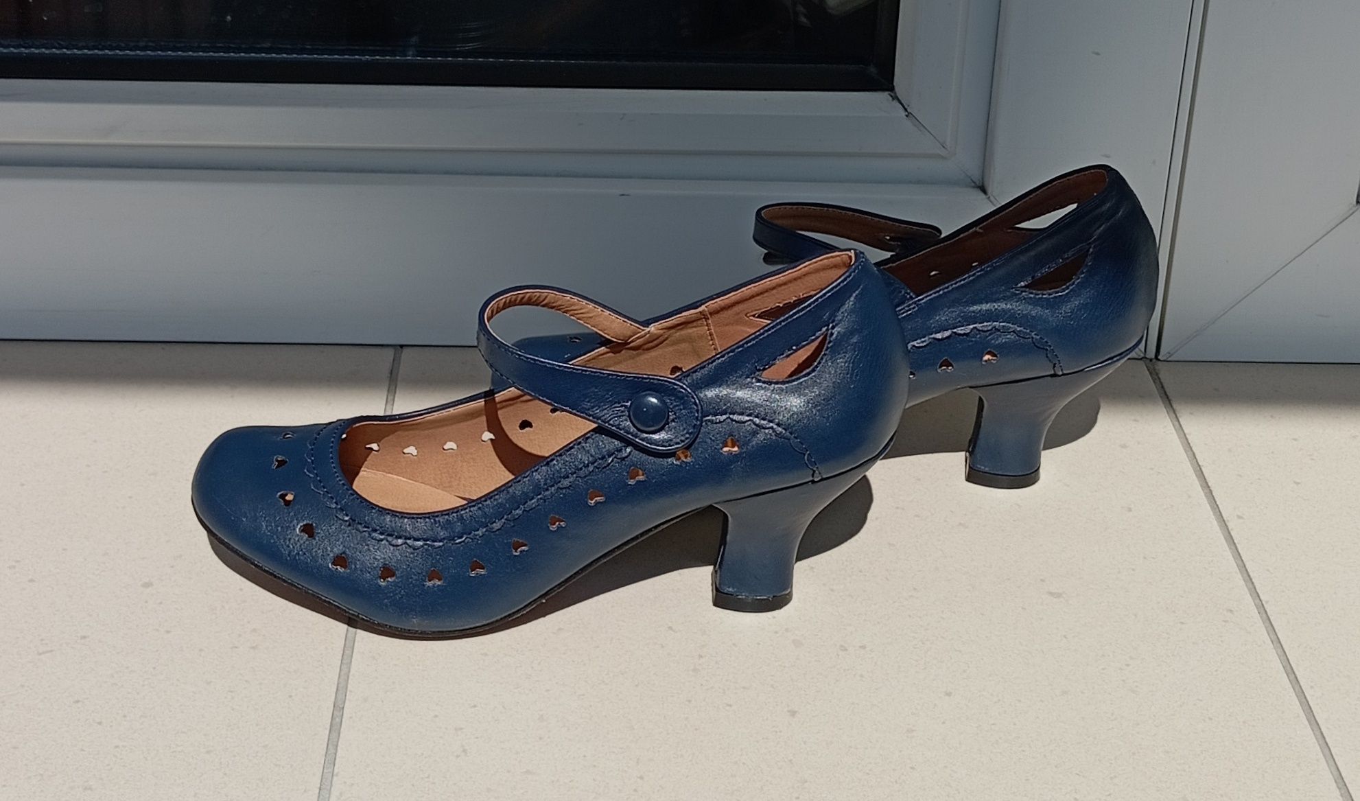 Granatowe buty Ajwani, rozmiar 5, zapinane na guzik