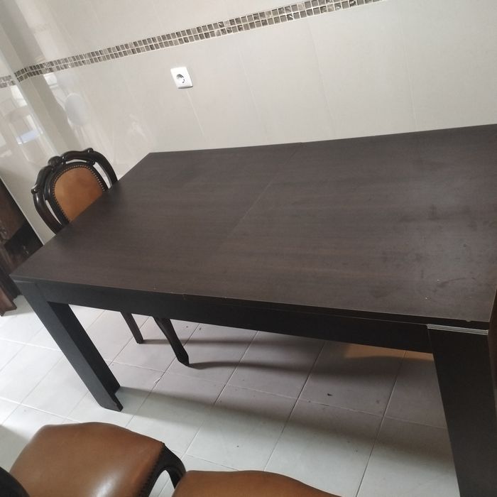 Mesa com cadeiras em muito bom estado