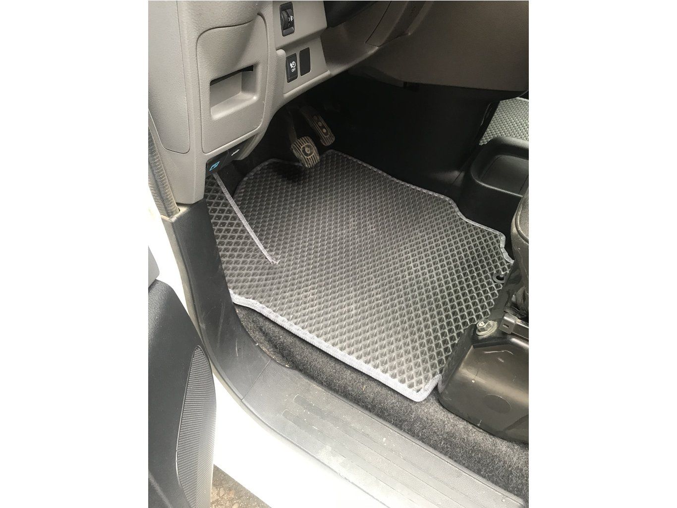 Nissan NV200 Коврики EVA (черные)