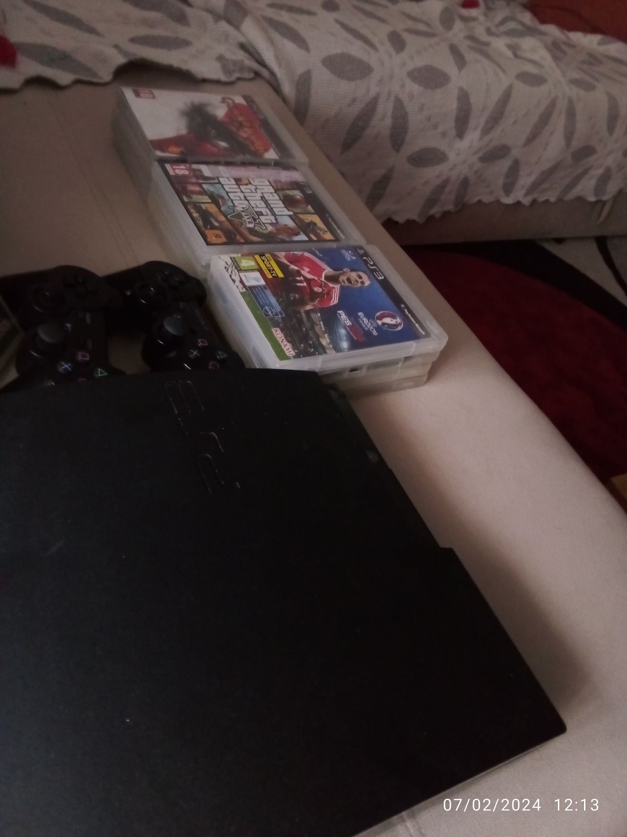 Ps3 com dois comandos e com 11 jogos