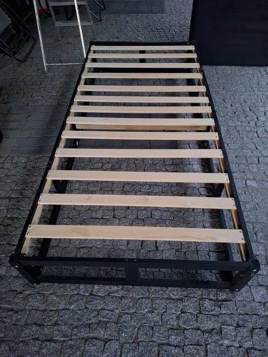Łóżko z materacem