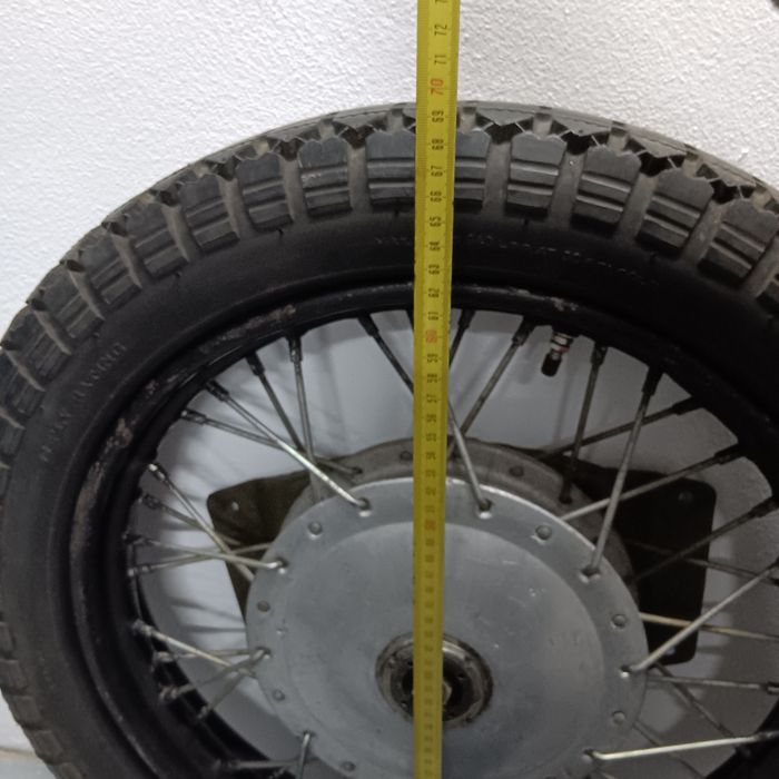 Roda antiga , espoxitor decoração,  reclame