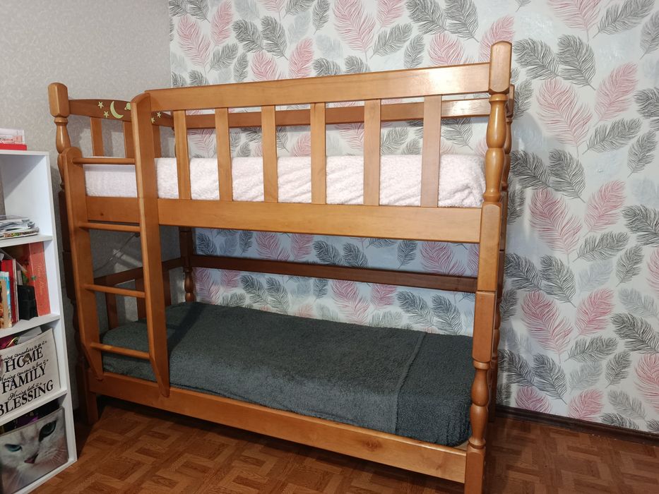 Дерев'яне двоповерхове ліжко