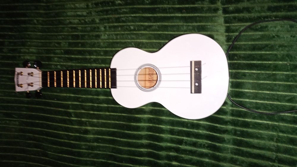 Укулеле новое белое