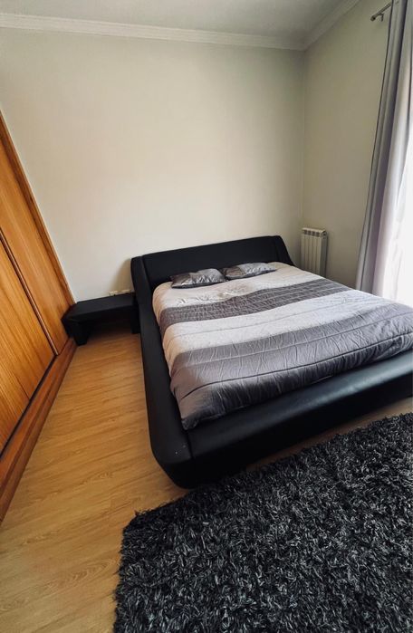 Cama 190/140 com mesinha cabeceira