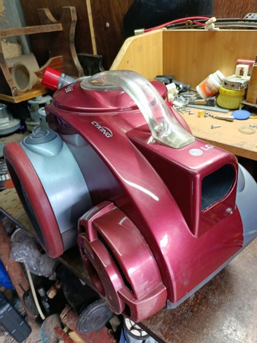 Пылесос  LG всё в комплекте.