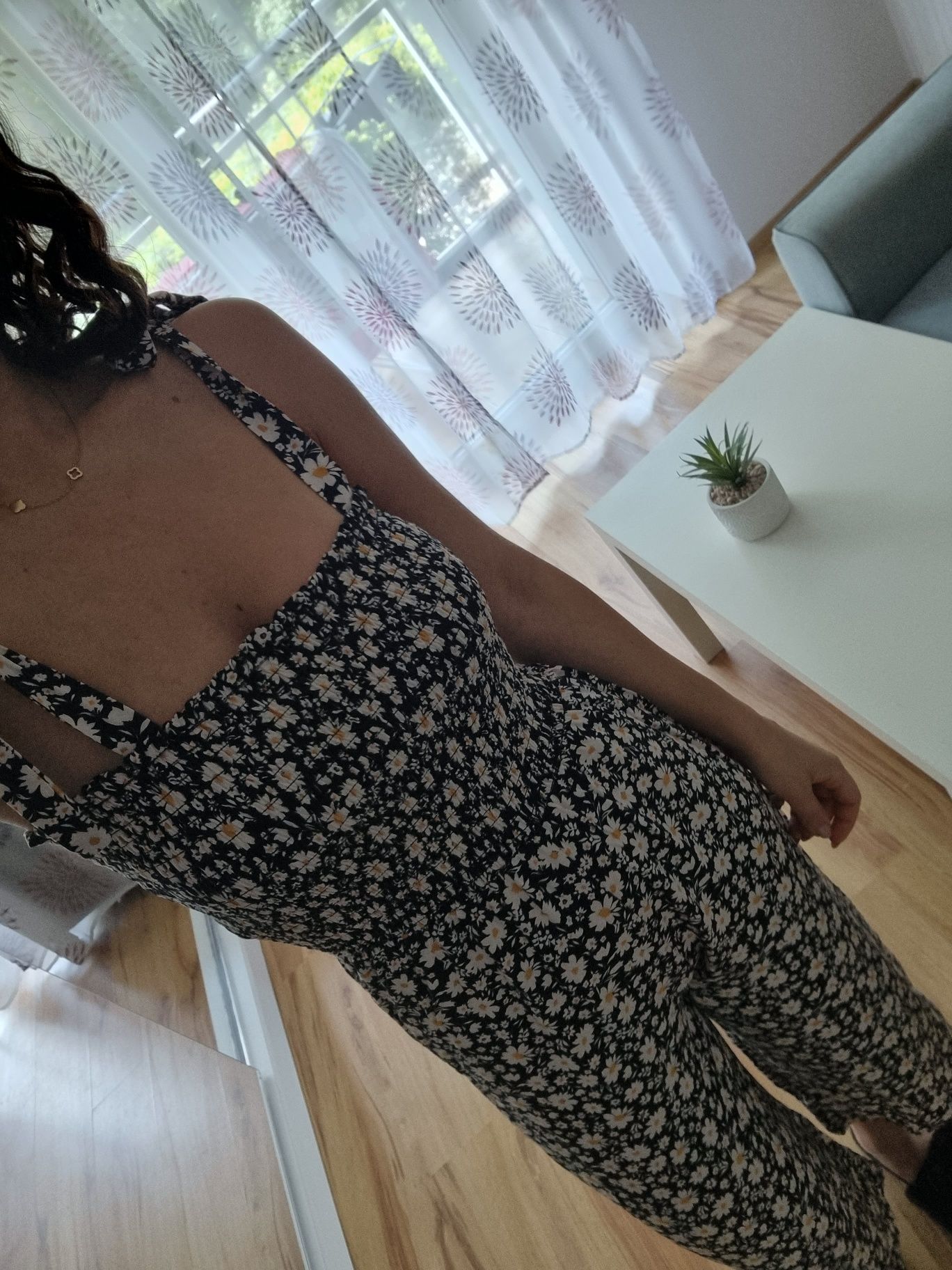 Letni kombinezon w kwiatki z szerokimi nogawkami New Look r. S