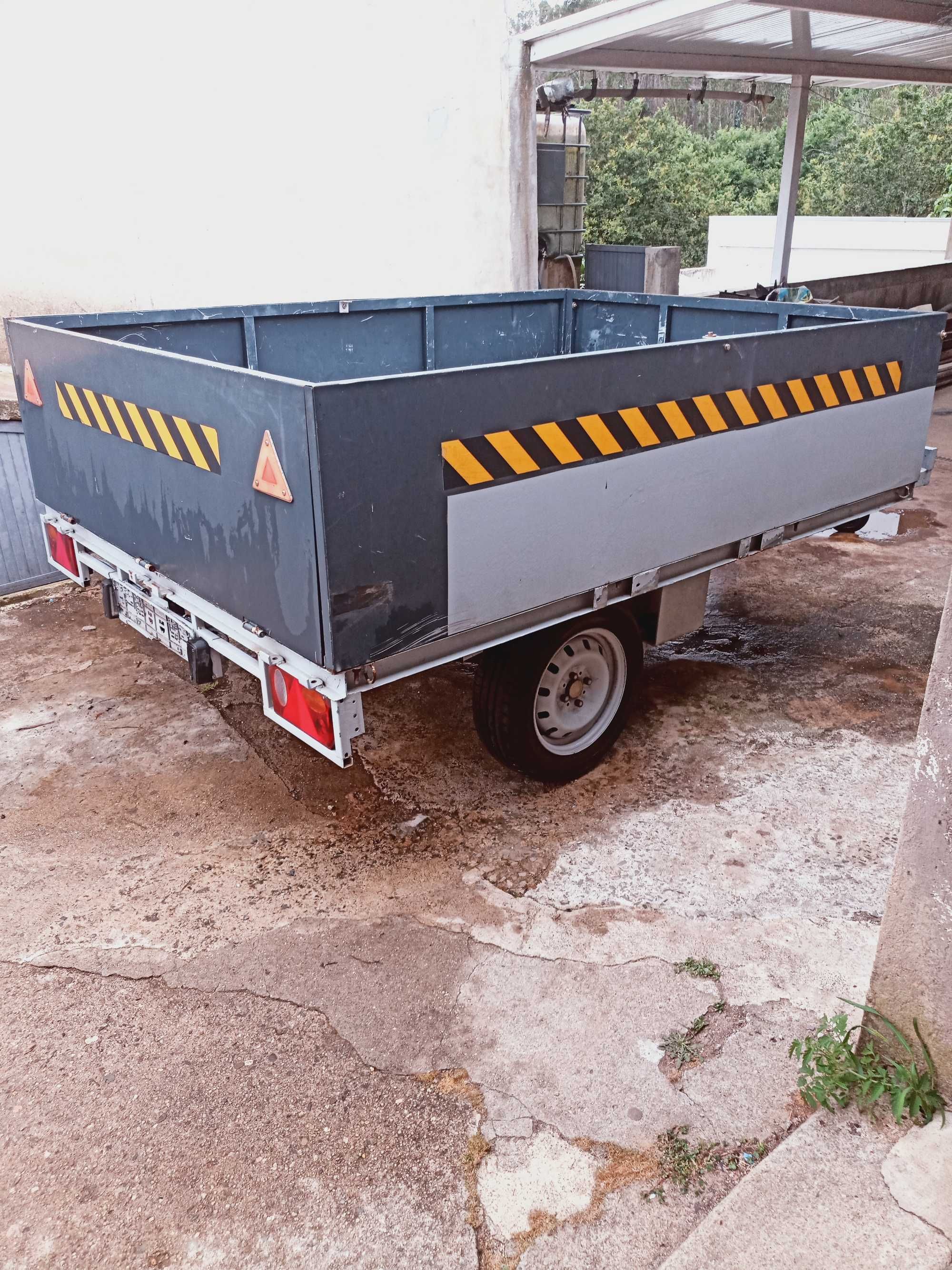 Atrelado com caixa de carga: 2,45 m* 1,73m