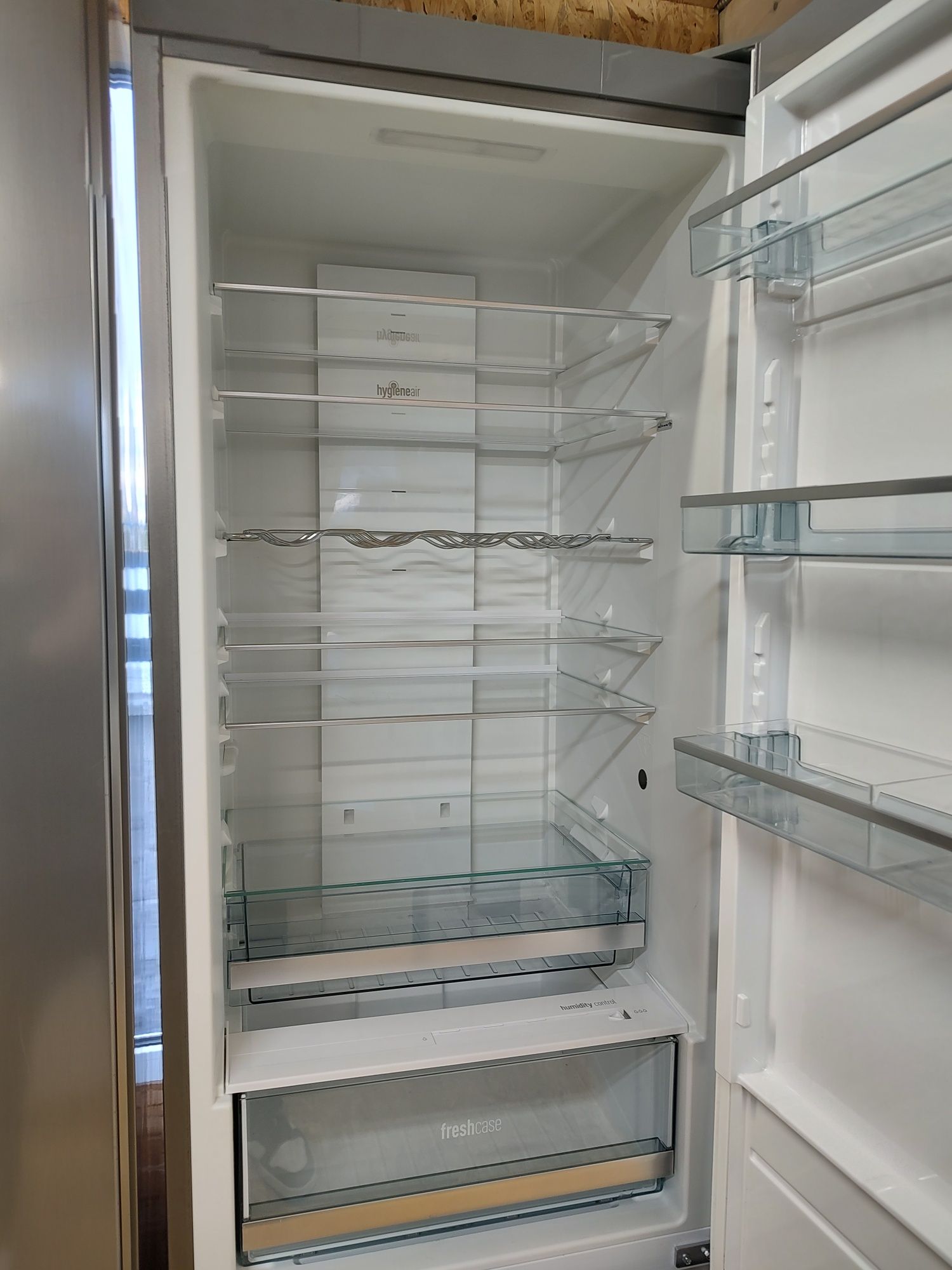 Двох метровий холодильник фірми Panasonic No Frost