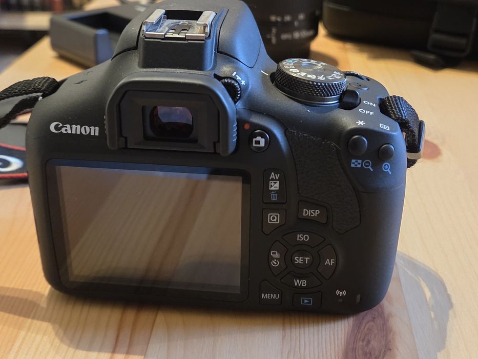 Canon EOS 2000D (przebieg 2811) + Statyw
