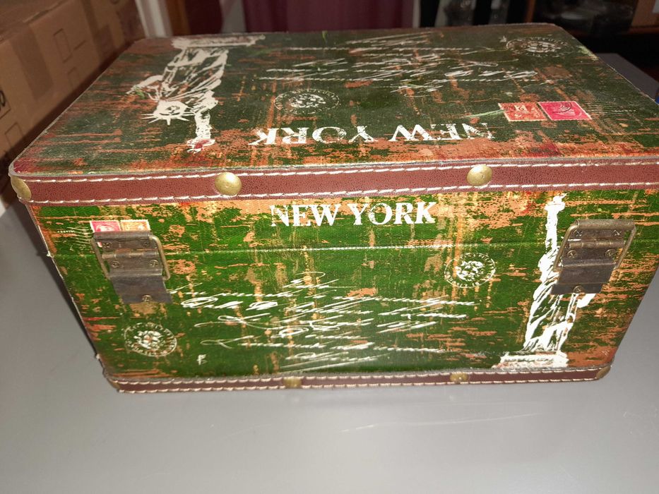 Baú ou caixa madeira e tela envelhecida Nova York retro. Usada c/ nova