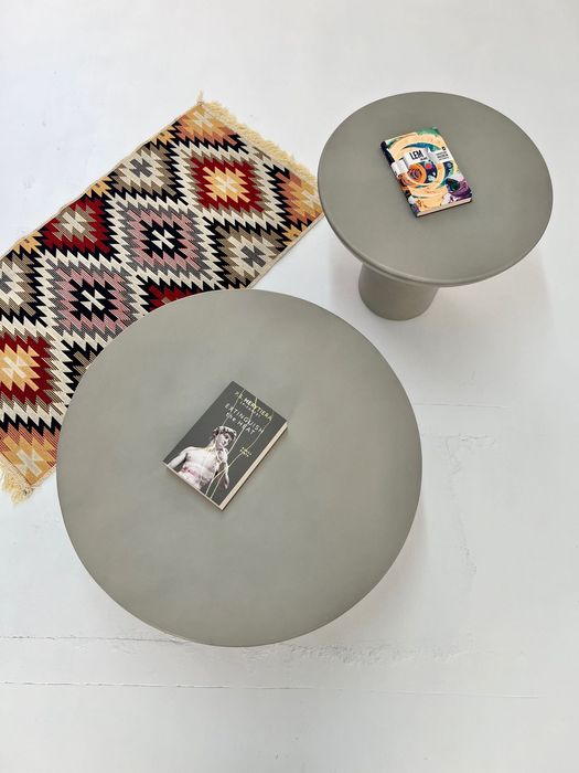 stolik kawowy boczny nocny okrągły pomocnik z mikrocementu