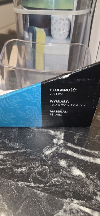 Pojemnik z dużym dozownikiem