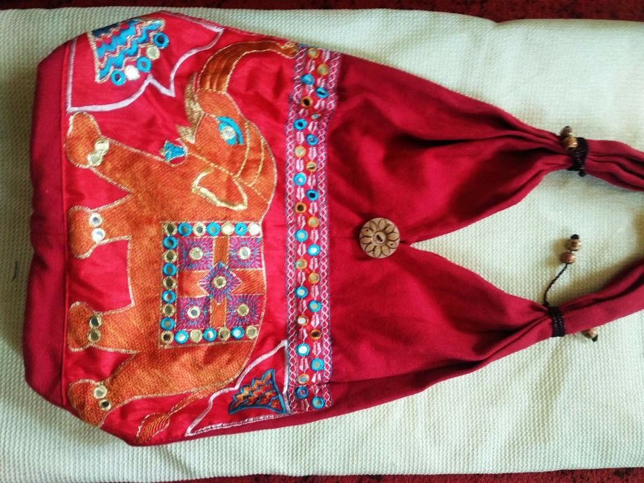 Червона сумка в етно стилі