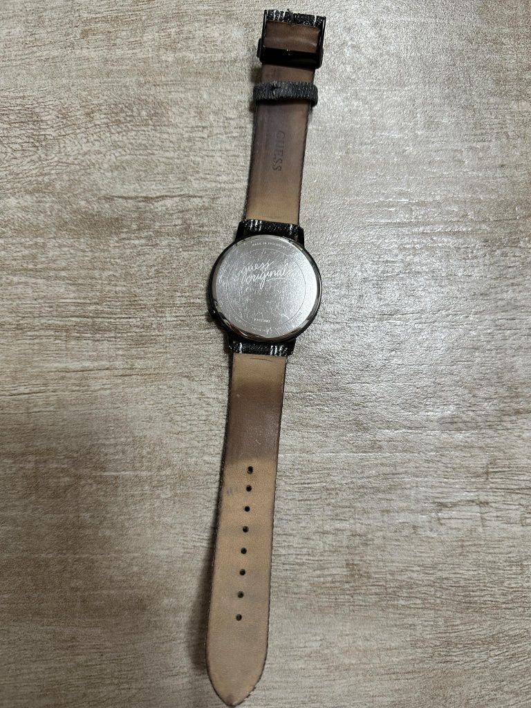 Zegarek Guess logowany
