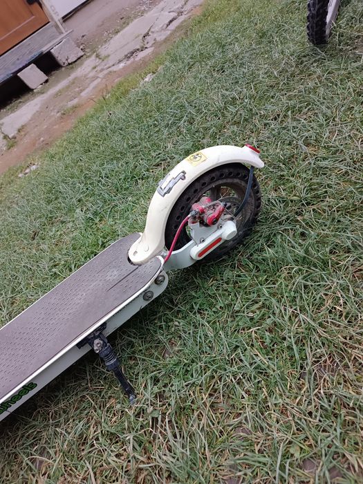 Електросамокат в гарному стані