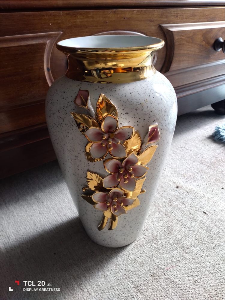 Jarra e caixa tipo guarda-jóias em porcelana decorada com flores