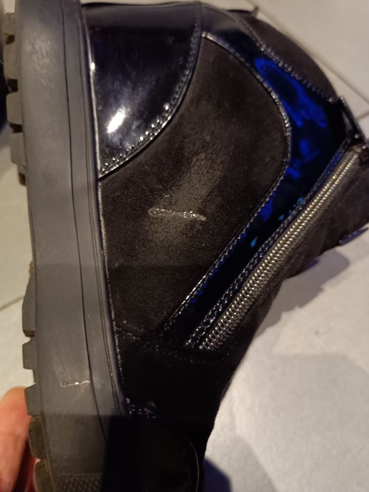Zamszowe buty na koturnie.