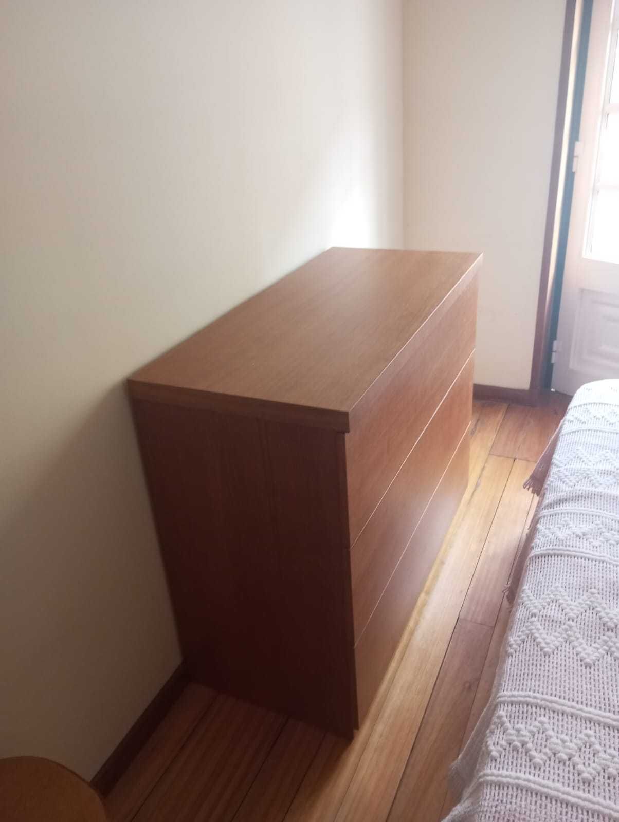 Comoda e mesinhas de cabeceira