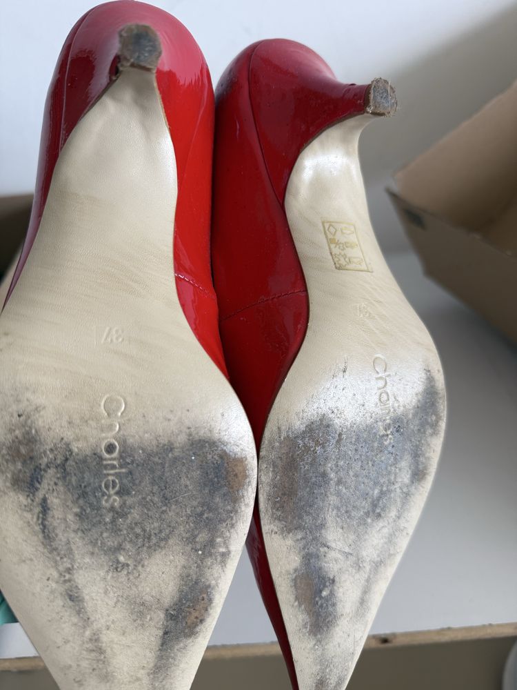 Sapatos em verniz vermelhos