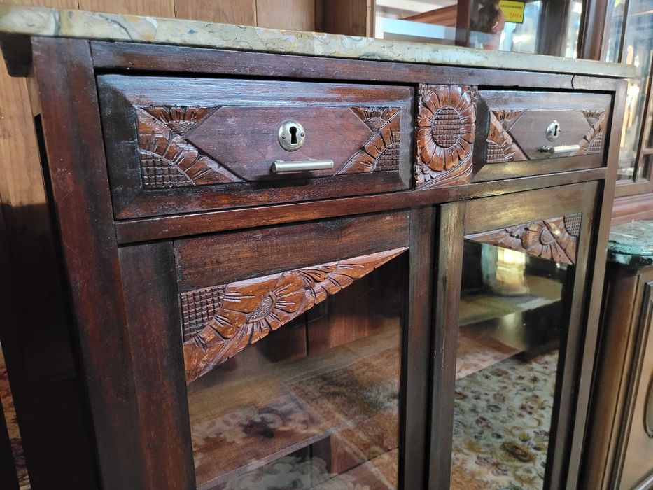 Móvel muito antigo em madeira maciça com tampo em pedra e porta