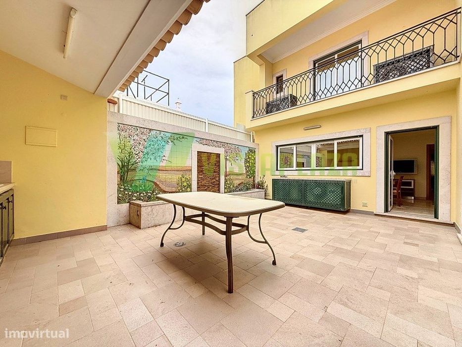 Moradia T5 com piscina no Centro de Lagoa - Algarve + Apartamento T3
