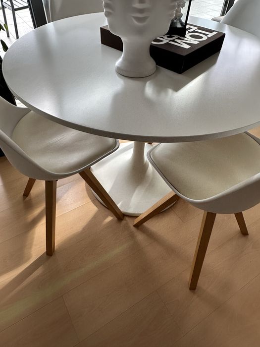 Mesa  redonda como nova