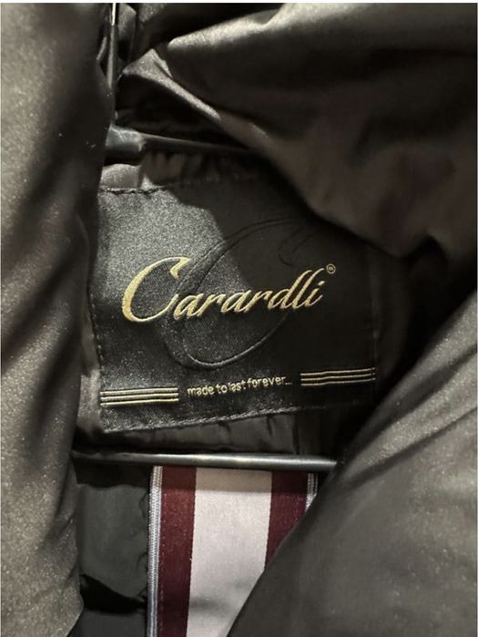 Чорний жіночий пуховик